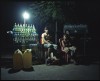 des vendeuses d'essence la nuit sur la route de Kratie, Cambodge