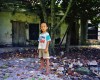 Enfant devant les ruines d'une ancienne école, île de Quan Lan, Vietnam
